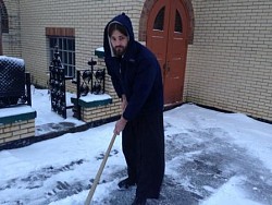 Брат Лев чистит снег